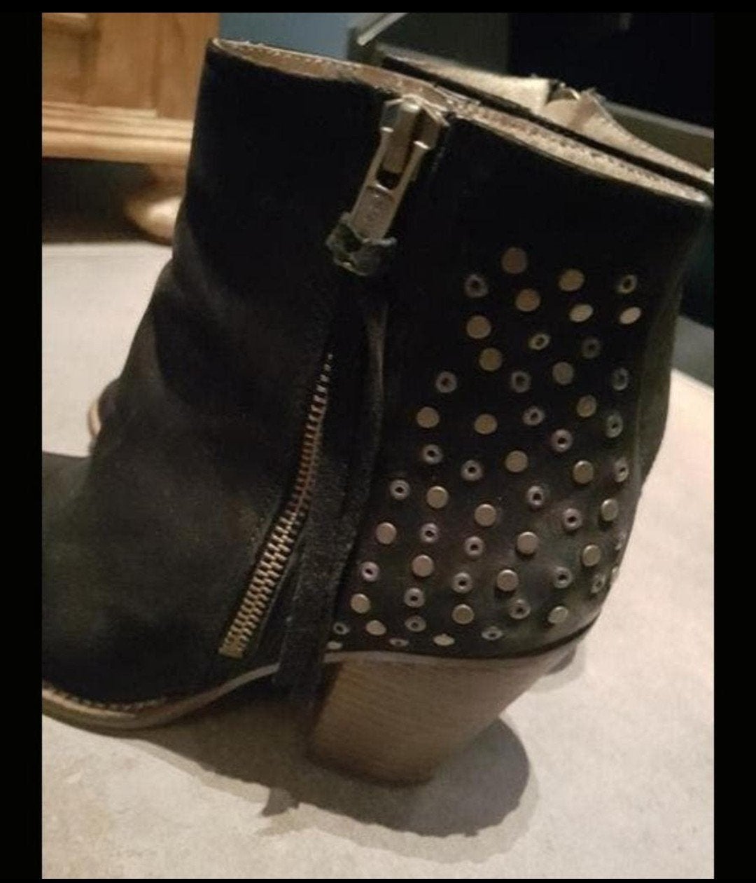 Leren enkellaarsjes met studs - Zo goed als nieuw, Kleding | Dames, Schoenen, Ophalen of Verzenden, Zo goed als nieuw, Zwart, Lage of Enkellaarzen