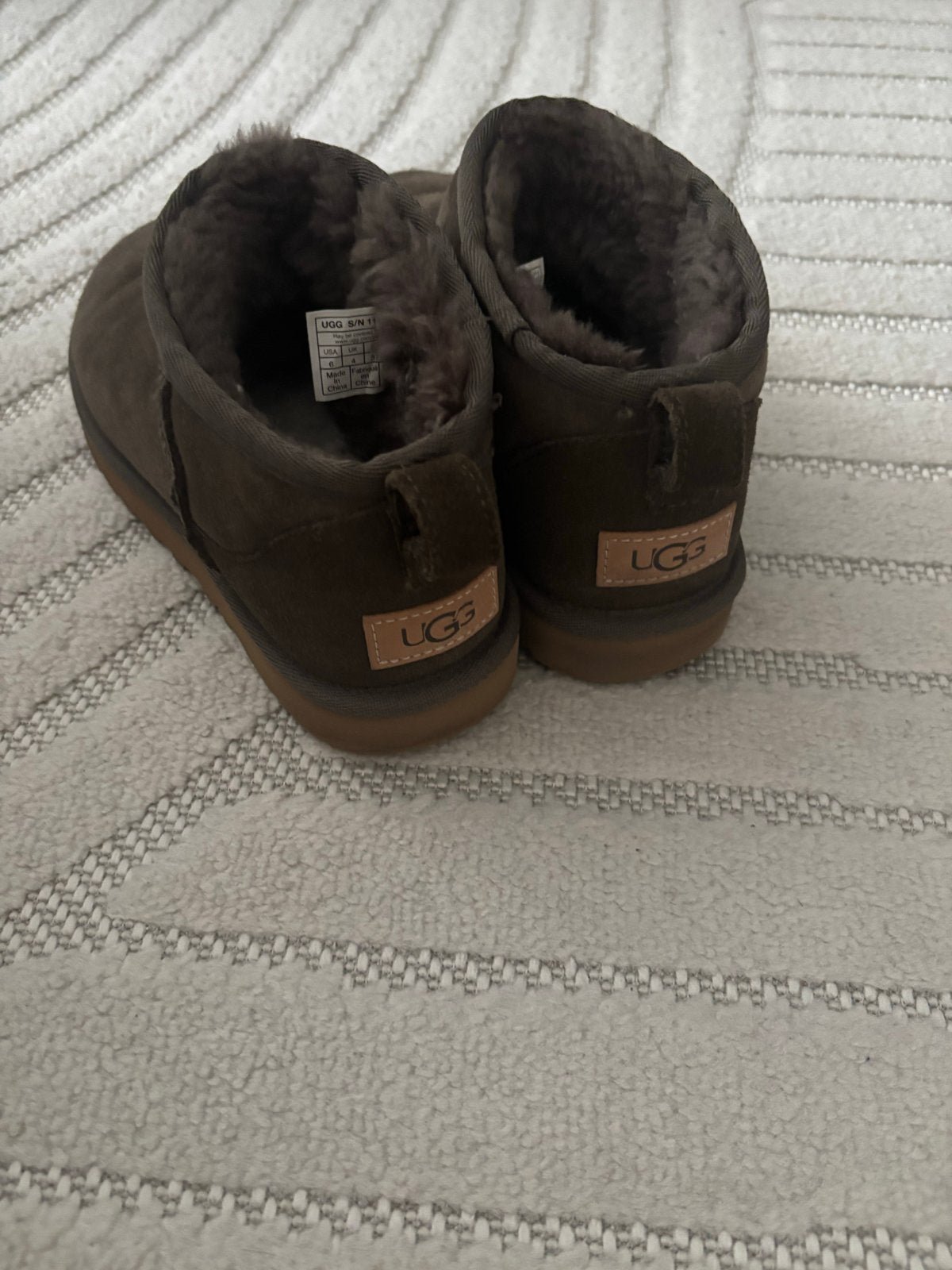 Ugg mini laarzen maat 37 - olijf groen, Ophalen of Verzenden, Gedragen, Bruin, Lage of Enkellaarzen