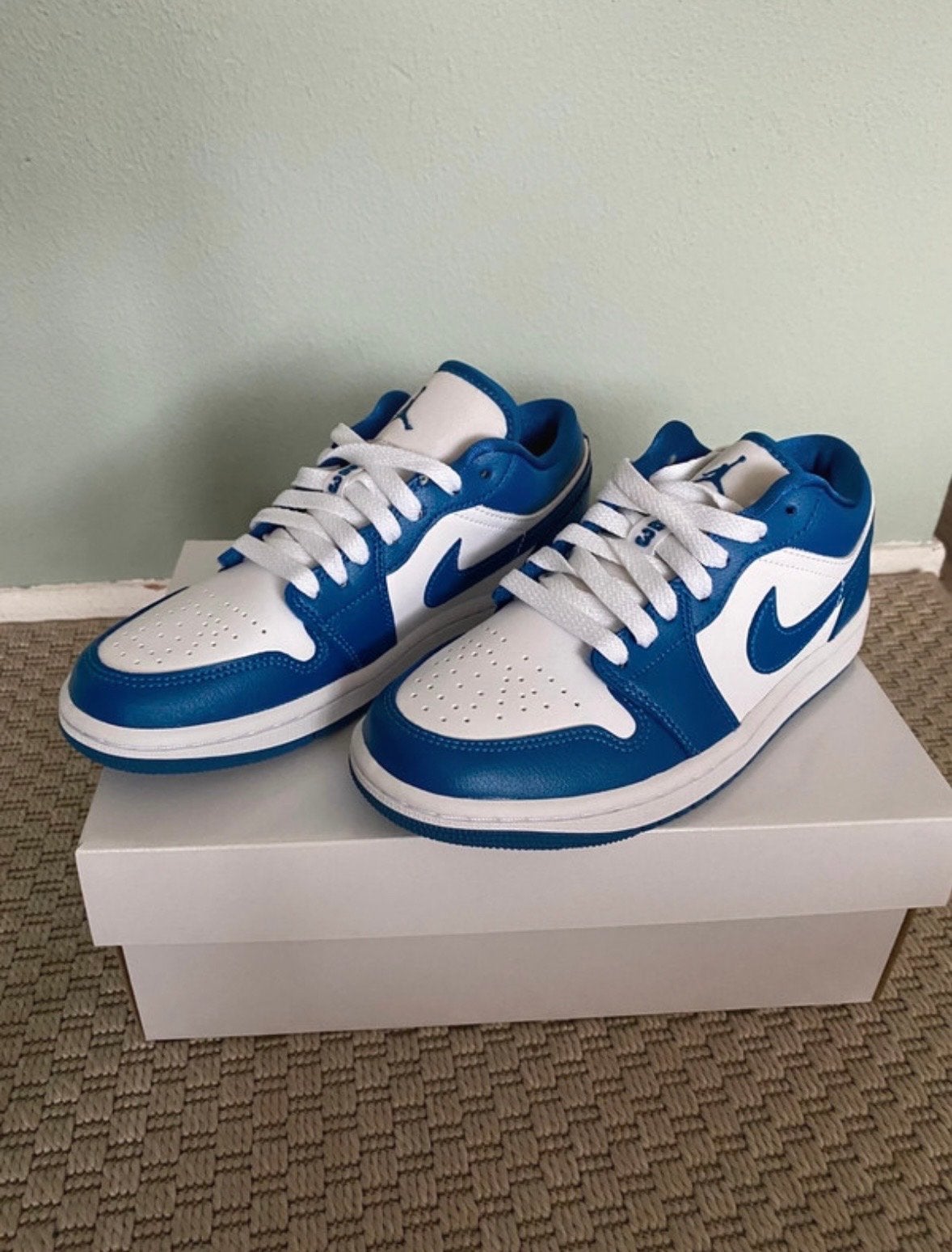 Jordan 1 Low Marina Blue kinderschoen - Nieuw in doos, Kleding | Heren, Schoenen, Blauw, Nieuw, Ophalen of Verzenden, Jordan