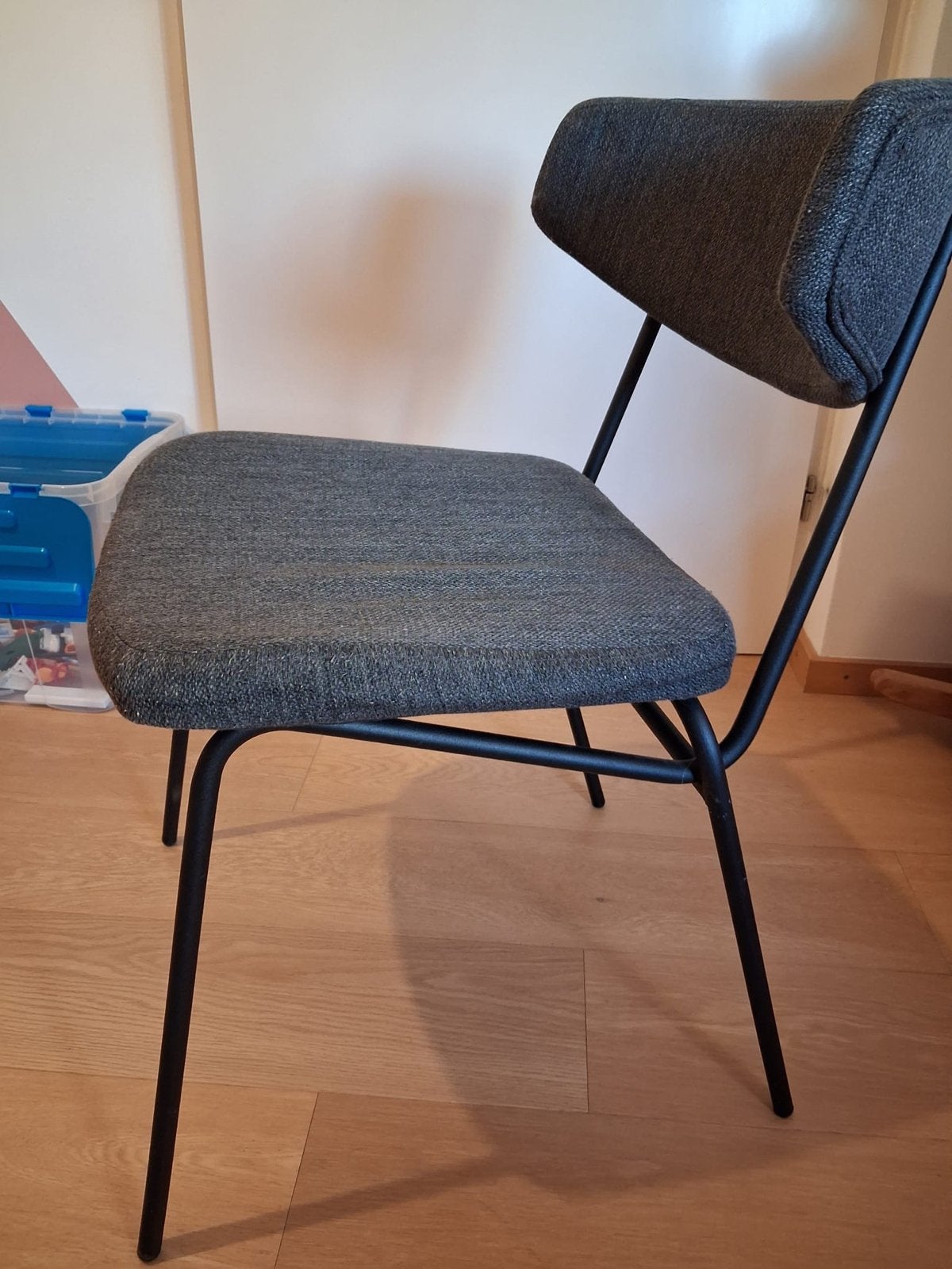 2x Moderne eetkamerstoelen - Grijs met zwart metalen onderst, Huis en Inrichting, Ophalen, Twee, Zo goed als nieuw, Metaal