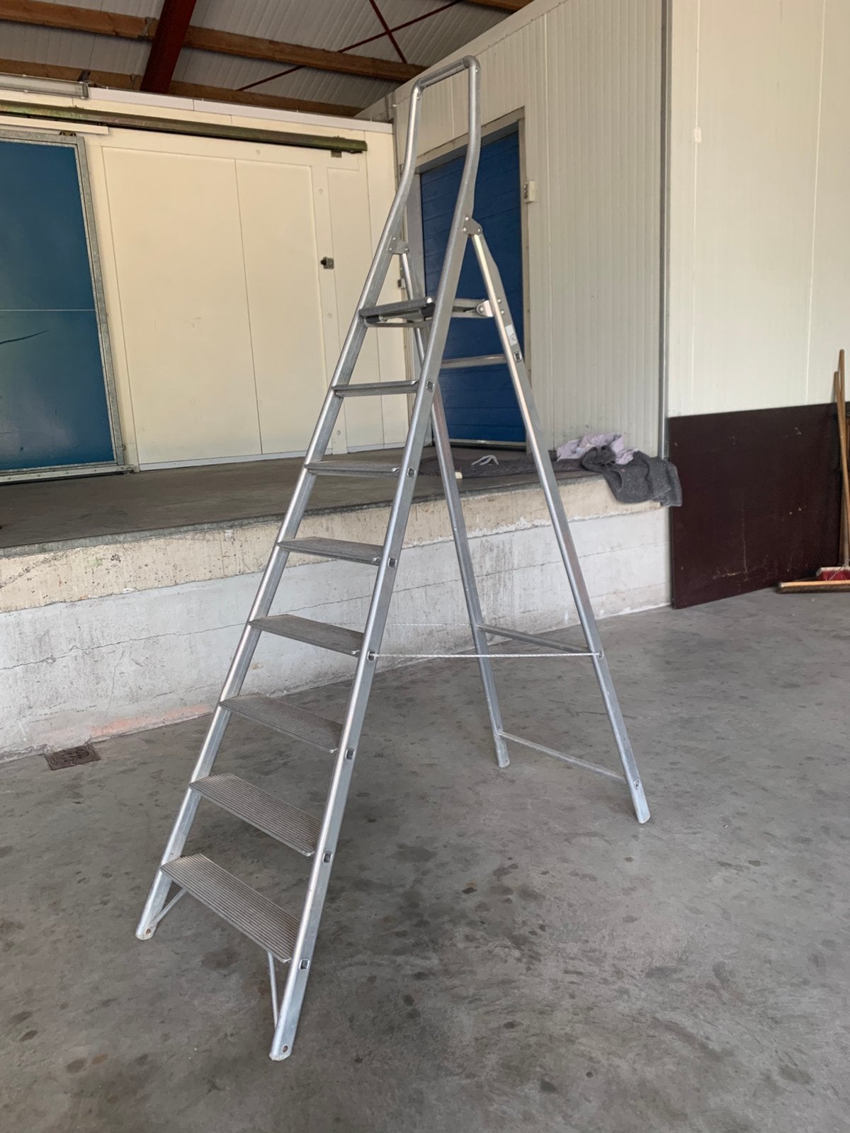 Trap/ladder van 8 treden. Lichtgewicht en inklapbaar, Doe-het-zelf en Verbouw, Ophalen, Gebruikt, Trap, 2 tot 4 meter