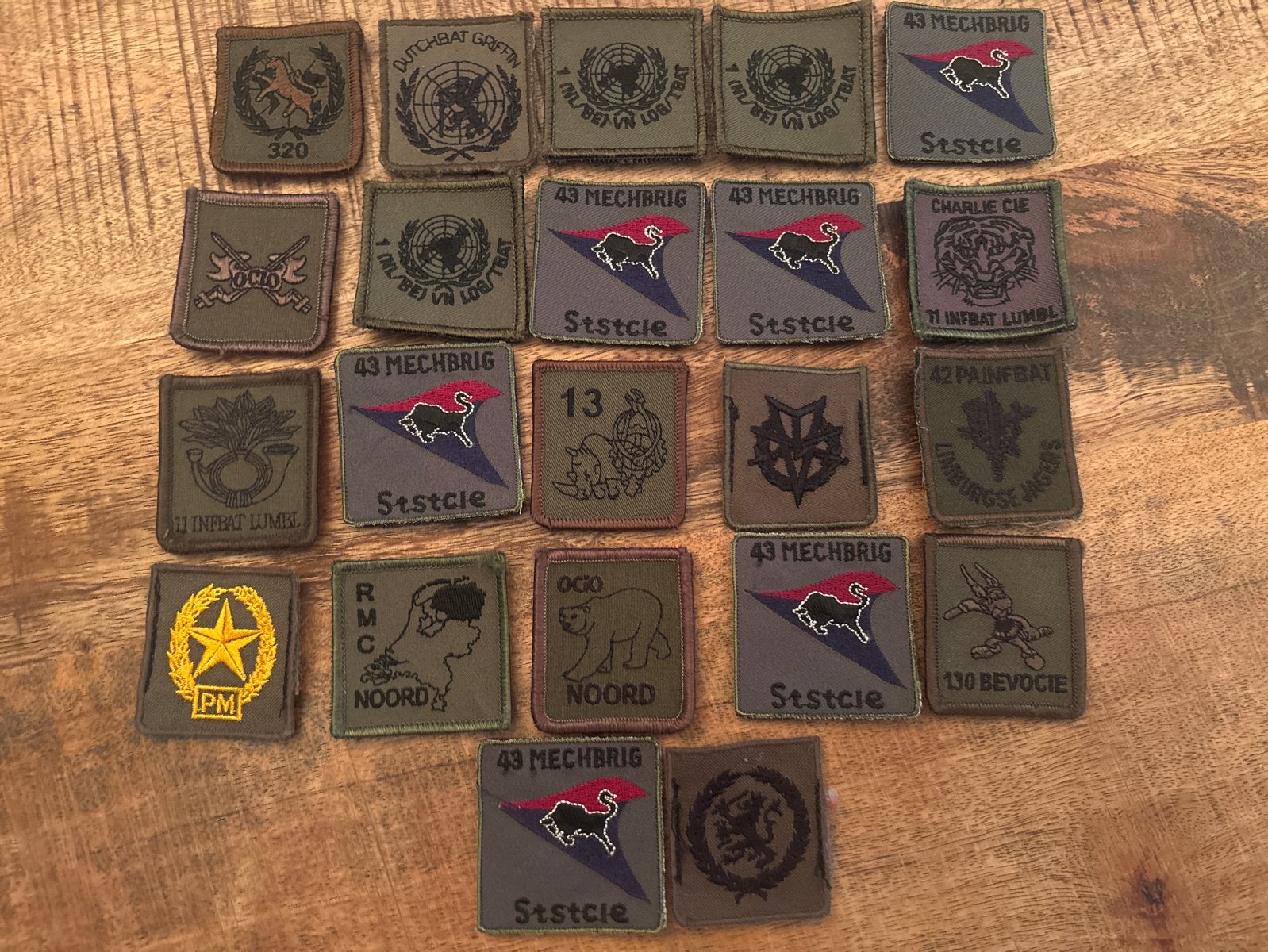 Lot van 22 Koninklijke Landmacht borstemblemen 50x50mm, Ophalen of Verzenden, Landmacht, Nederland, Embleem of Badge