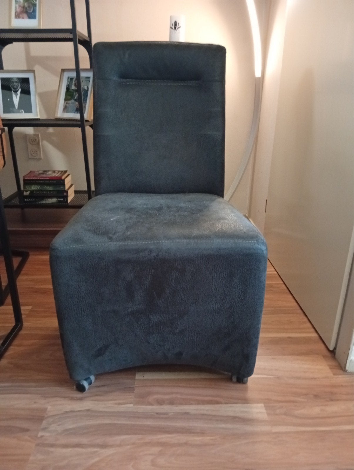 GRATIS, Vier mooie eetkamer stoelen. Ophalen in Enschede, Ophalen, Minder dan 50 cm, Zo goed als nieuw, Modern