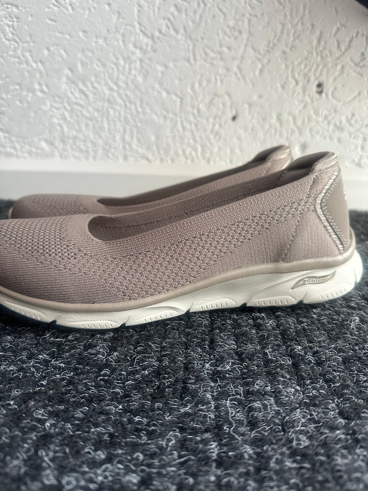 Skechers Arch Fit instappers, Ophalen of Verzenden, Nieuw, Beige, Instappers