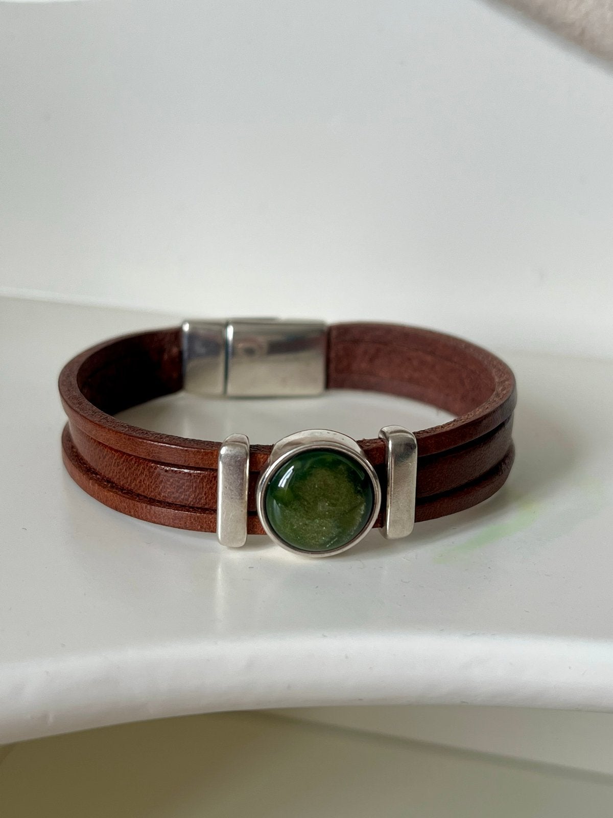 Leren armband met groene edelsteen en zilverkleurige details, Bruin, Leer, Ophalen of Verzenden, Zo goed als nieuw