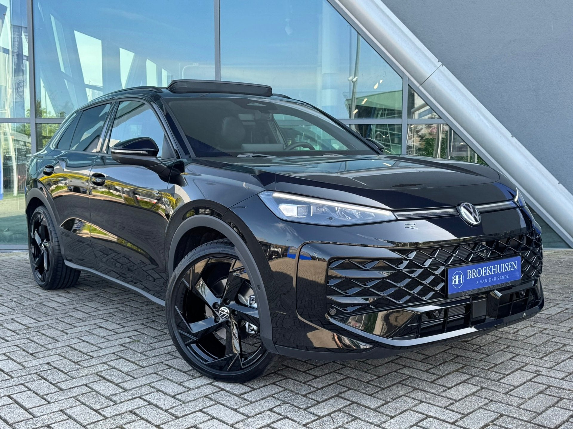 Volkswagen T-Roc 1.5 eTsi 2x R-Line First Edition Black Styl, Auto's, 1498 cc, Zwart, 4 cilinders, 150 pk