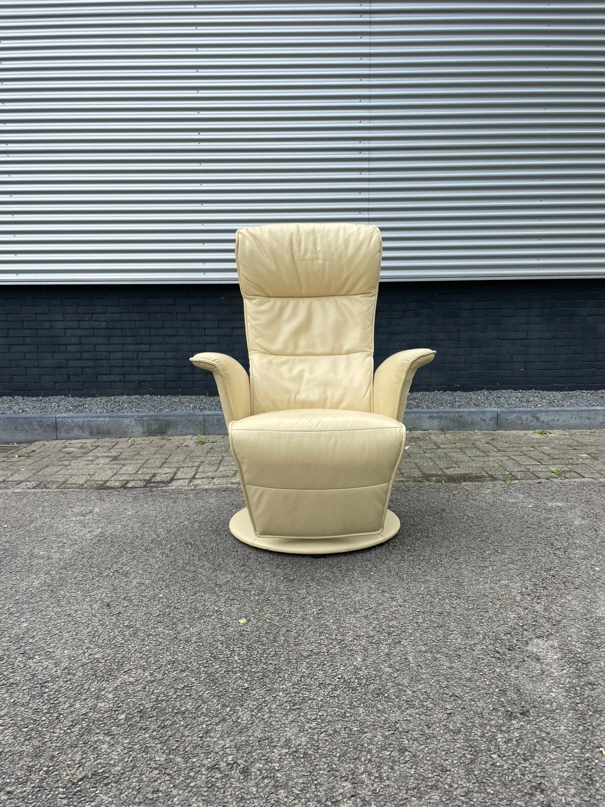 Foto 3 van Creme kleurige leren relax fauteuil / relax stoel