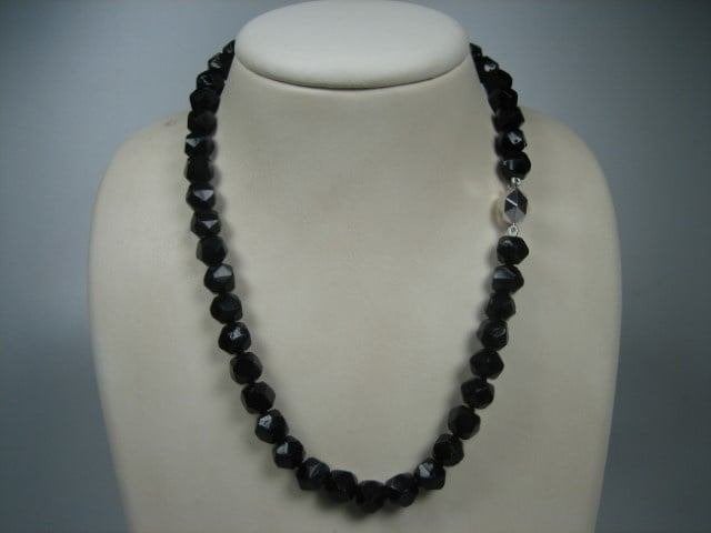 Gitten ketting met zilveren paston sluiting uit ca.1950, Verzenden, Zilver, Ketting, Met edelsteen