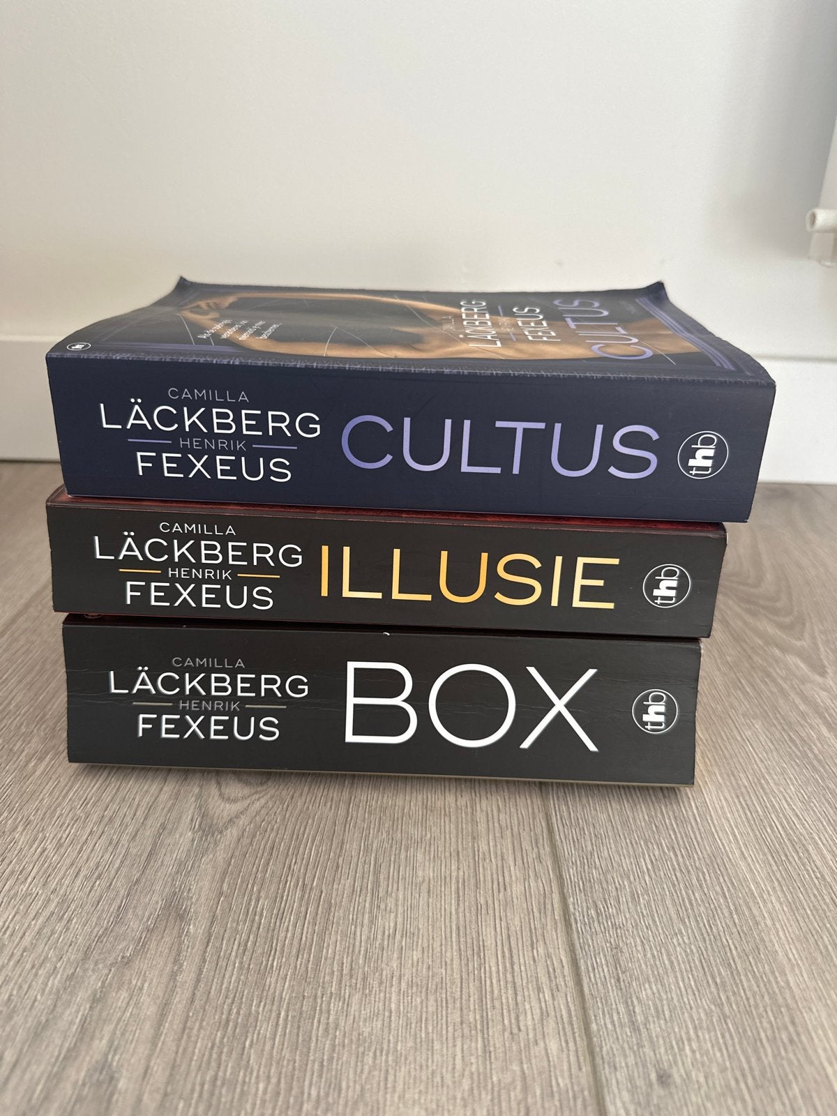 Camilla Läckberg & Henrik Fexeus - Cultus, Illusie, Box, Boeken, Ophalen of Verzenden, Gelezen, Scandinavië