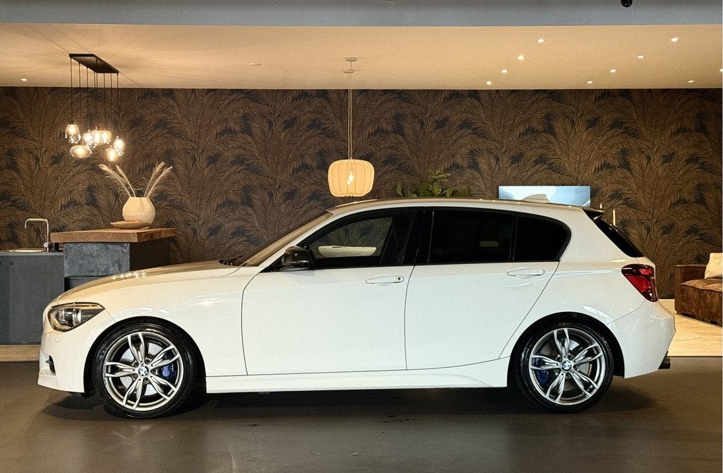 BMW 1-serie M135i xDrive I M-Pakket I Automaat I Groot Navi, Euro 5, Gebruikt, 320 pk, Alcantara