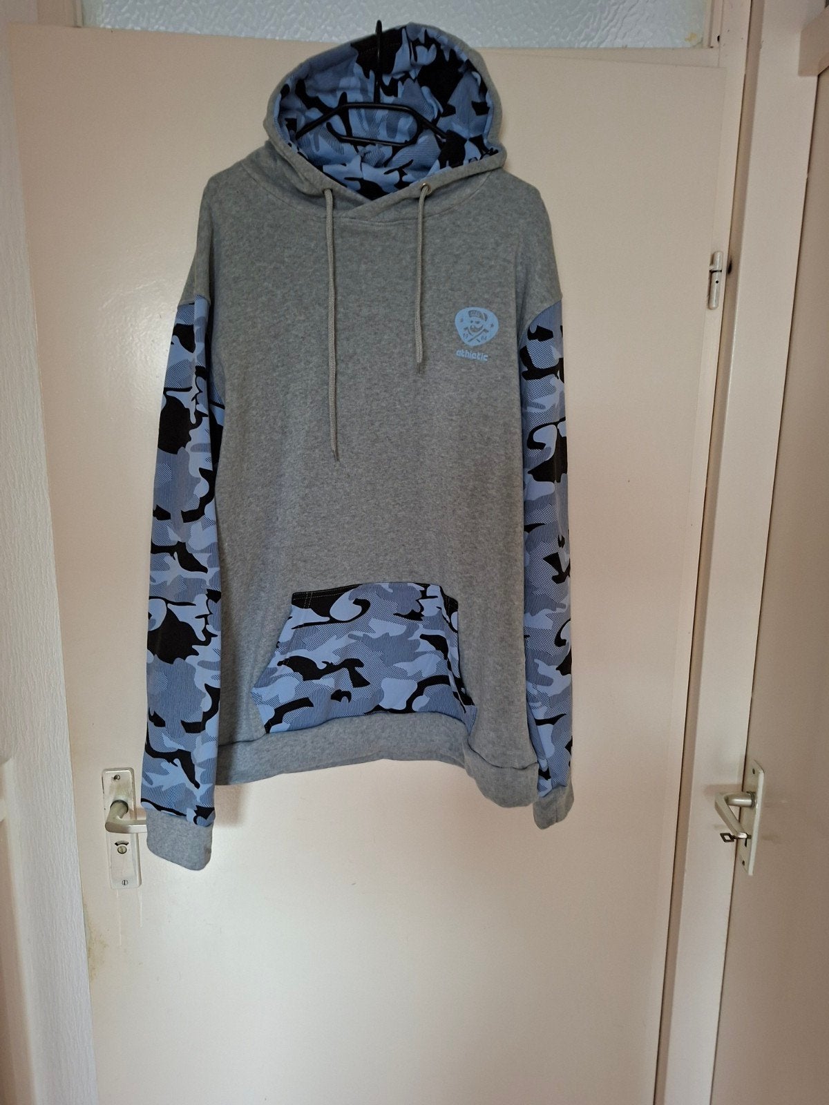 Grijze hoodie met blauwe camouflage mouwen - Maat L, Kleding | Heren, Ophalen, Maat 52/54 (L), Onbekend, Grijs