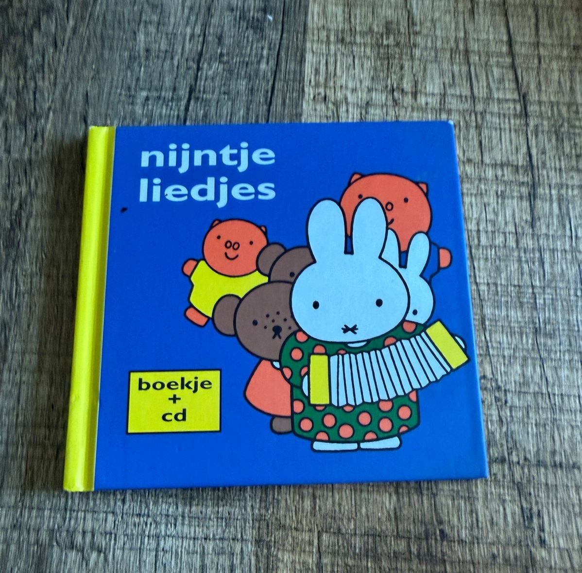 Nijntje Liedjes Boekje + CD - Dick Bruna, Boeken, Ophalen of Verzenden, Zo goed als nieuw, 2 tot 3 jaar