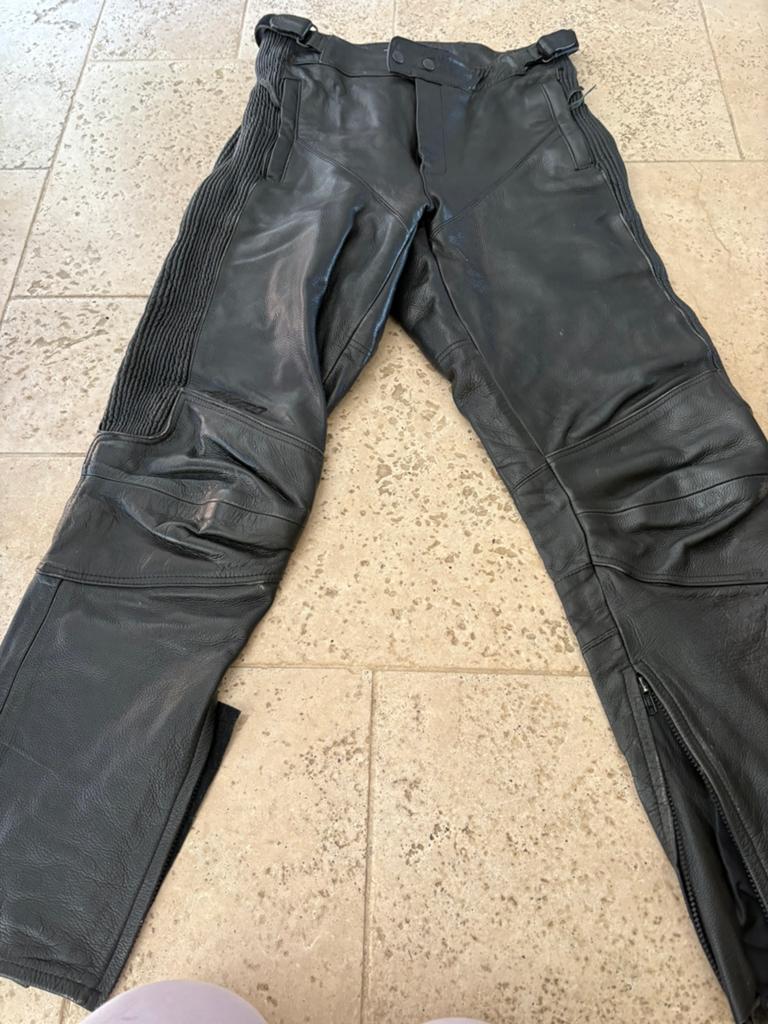 Motorbroek Akito  zwart leer maat 38/40, Motoren, Kleding | Motorkleding, Ophalen of Verzenden, Tweedehands, Broek | leer