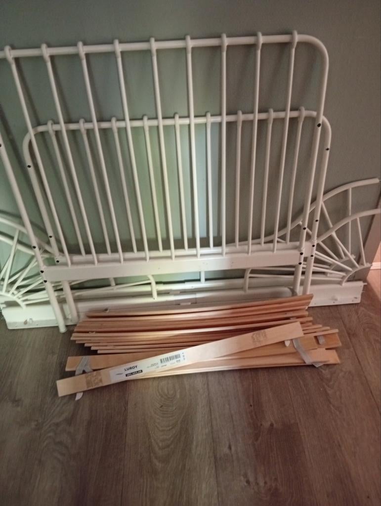 IKEA meegroeibed (wit metaal) - mist dopjes, Huis en Inrichting, Slaapkamer | Bedden, Ophalen, Eenpersoons, Wit, 80 cm