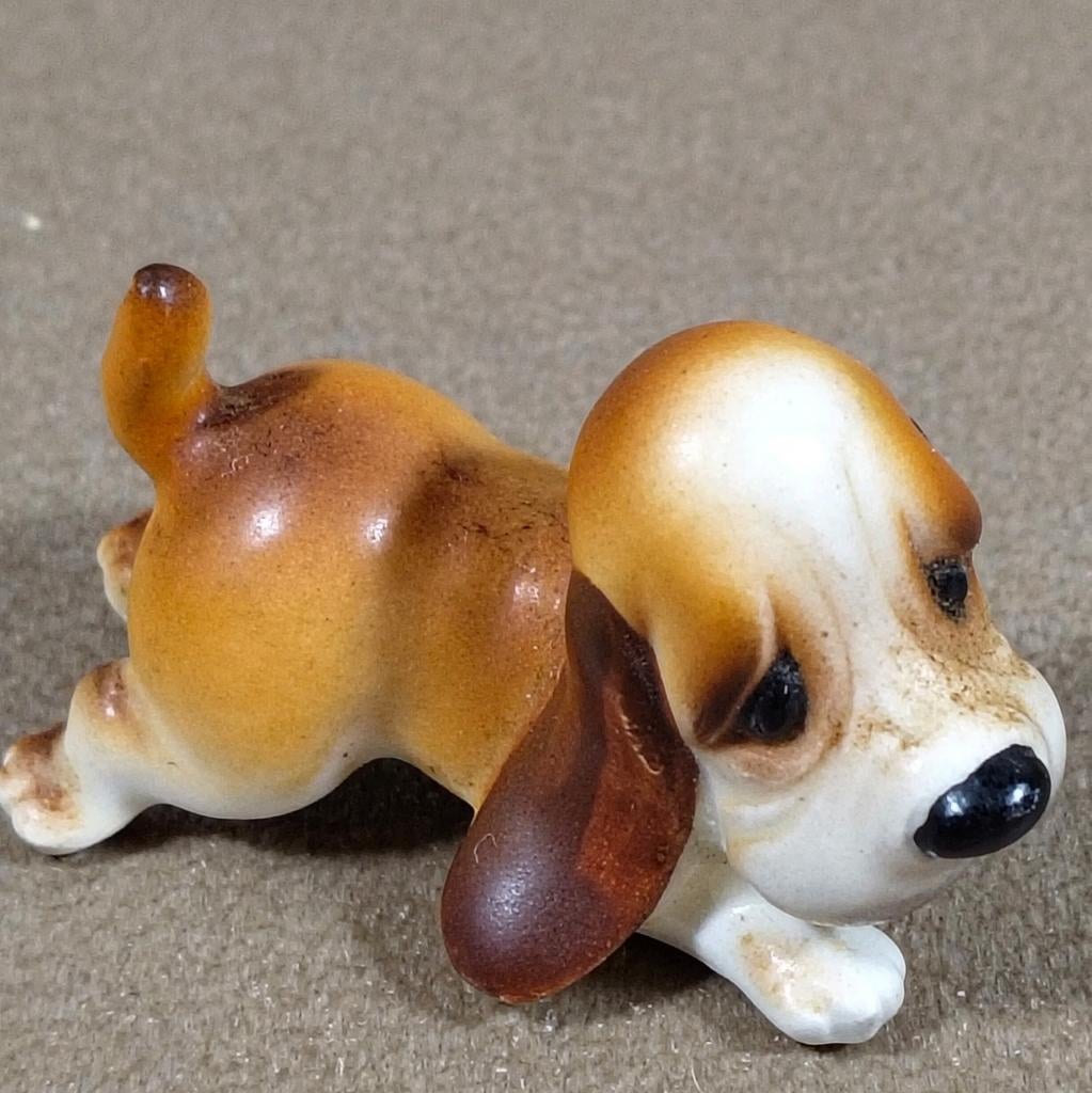 VINTAGE PORSELEINEN BEELDJE  BASSET HOUND PUPPY*HONDJE, Verzamelen, Verzenden, Zo goed als nieuw, Hond of Kat, Beeldje of Figuurtje