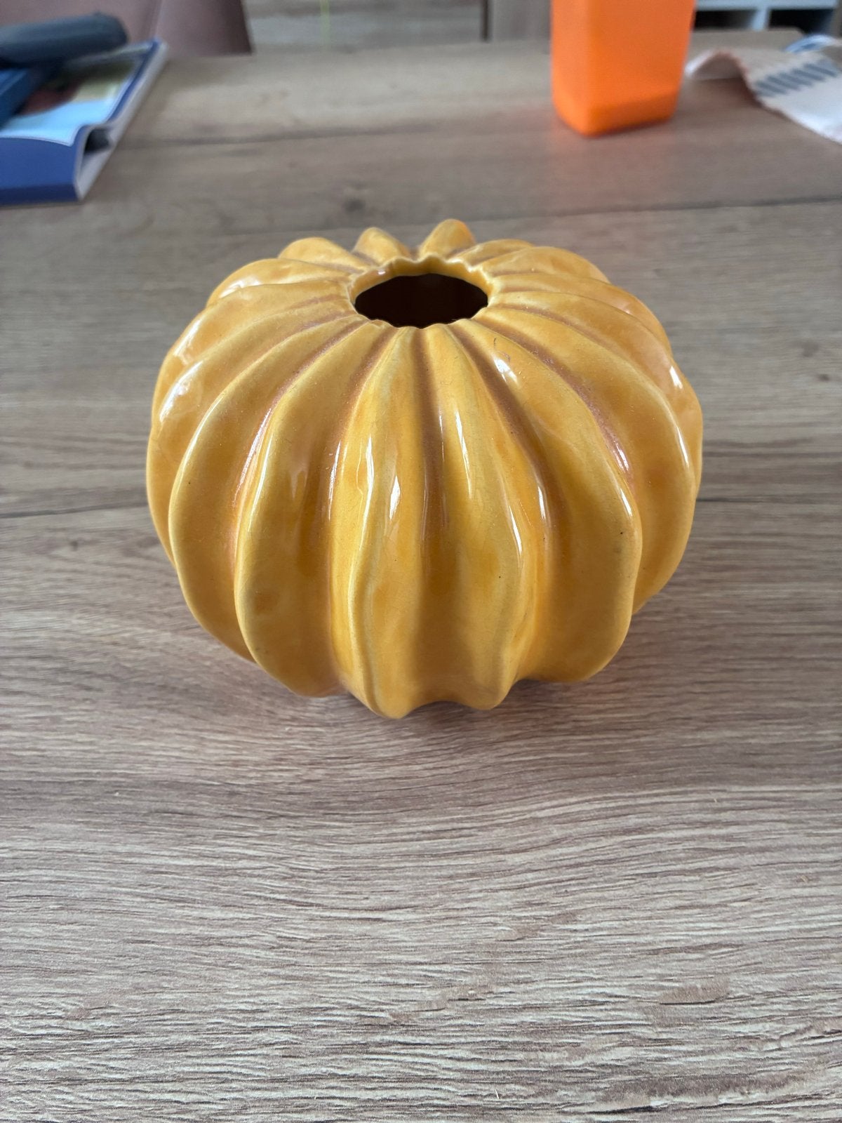 Decoratief Pompoen Vaasje - Geel Keramiek, Huis en Inrichting, Woonaccessoires | Vazen, Gebruikt, Geel, Aardewerk of Porselein