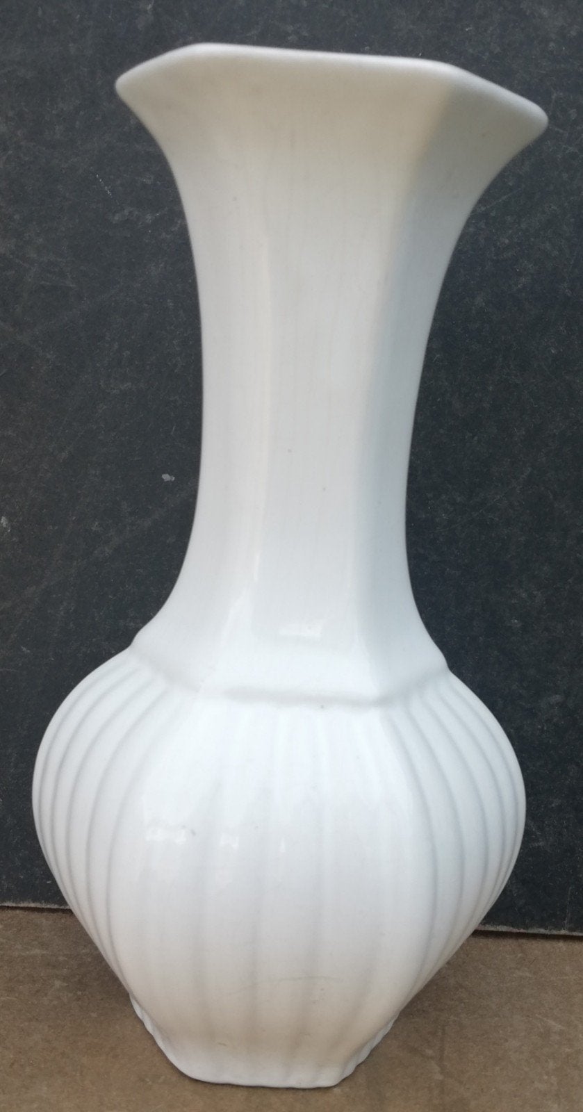 Vaasje. Porselia. Delfts. Wit plateel. 20 cm., Ophalen, Overige materialen, Wit, Zo goed als nieuw