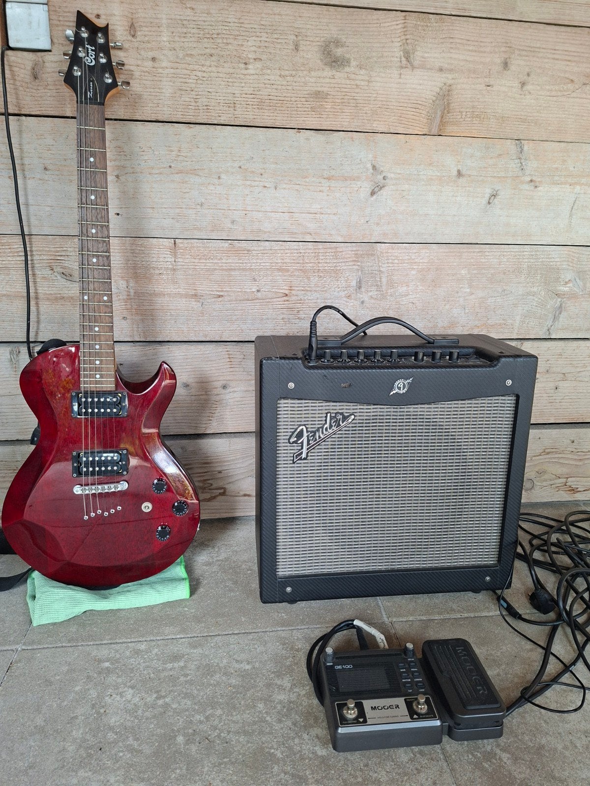 Cort Z42 elektrische rode gitaar met  versterker en effectpe, Gebruikt, Met versterker, Solid body, Ophalen