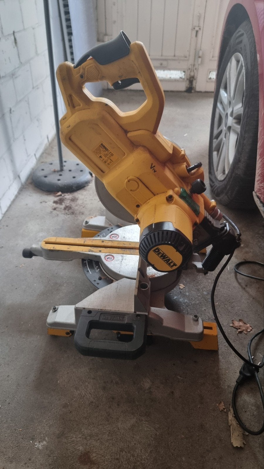 DeWalt DWS777 Afkortzaag - Krachtige en Nauwkeurige Zaag, Ophalen