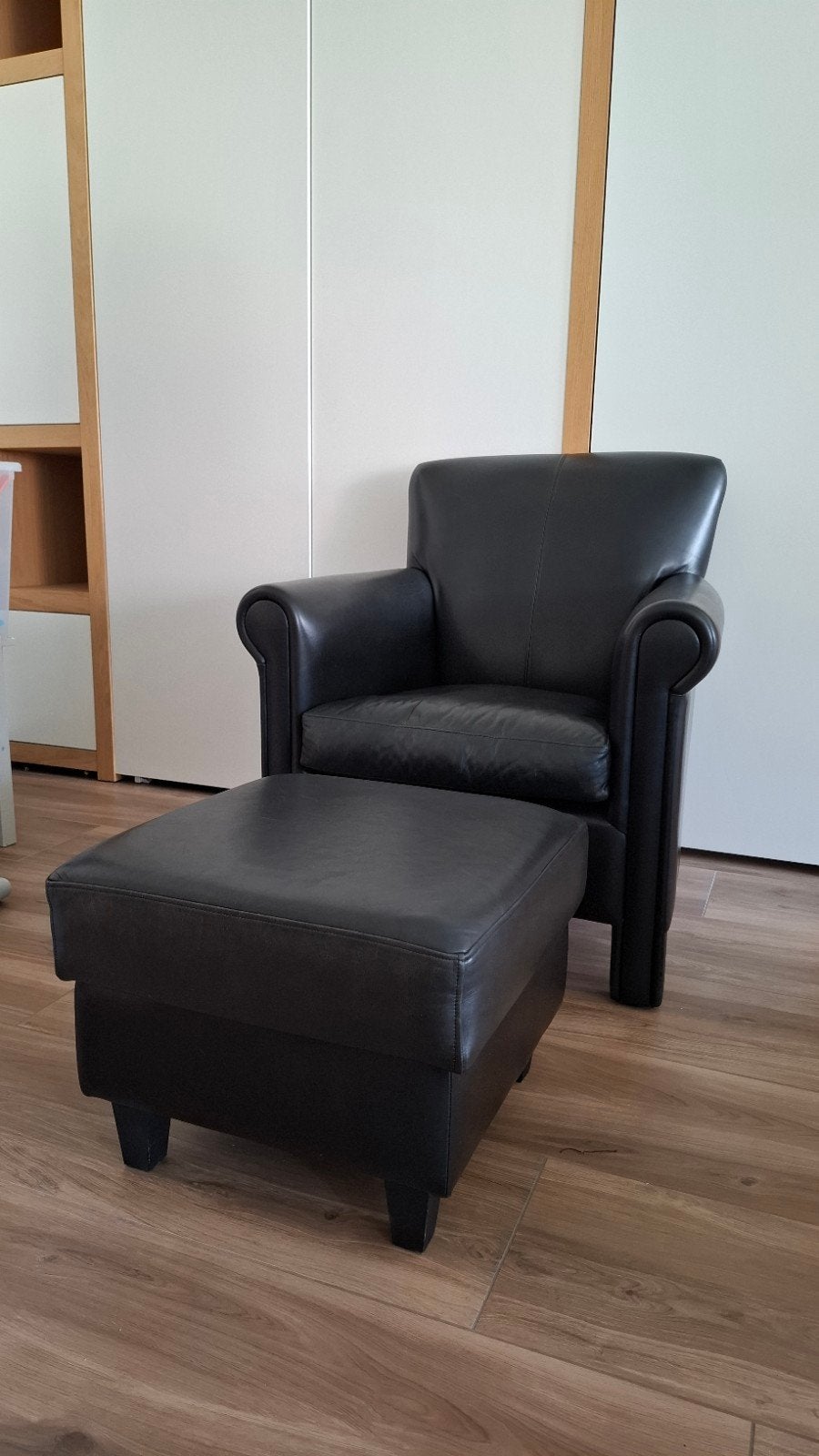 Zwarte leren fauteuil + voetenbank - stijlvol en comfortabel, Huis en Inrichting, Fauteuils, Ophalen of Verzenden, Zo goed als nieuw