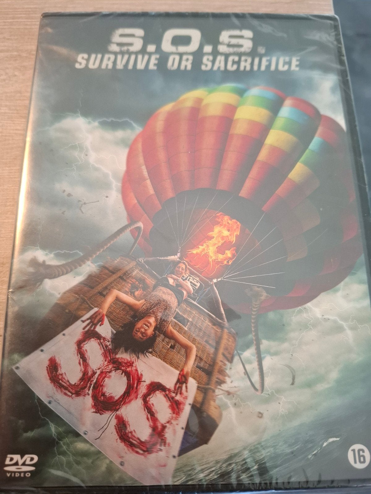 S.O.S. Survive or Sacrifice, Vanaf 16 jaar, Ophalen of Verzenden, Zo goed als nieuw, Overige genres