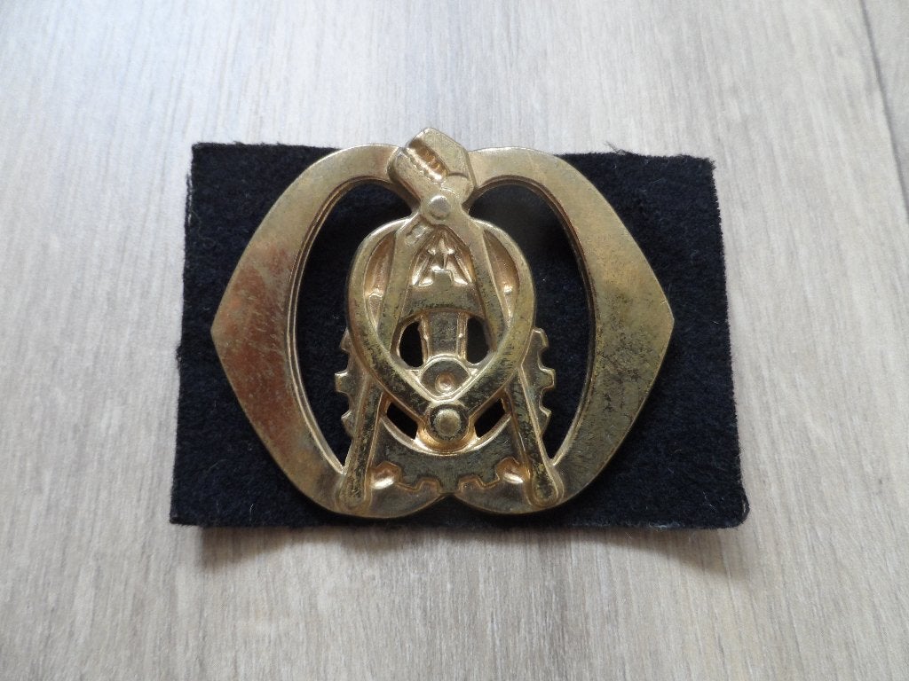 Baret embleem met ondergrond TD, nieuwstaat, Verzamelen, Ophalen of Verzenden, Landmacht, Nederland, Embleem of Badge