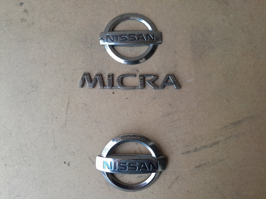 LOGO / EMBLEEM SET - NISSAN MICRA K12 - Voor + Achter, Auto diversen, Overige Auto diversen, Verzenden