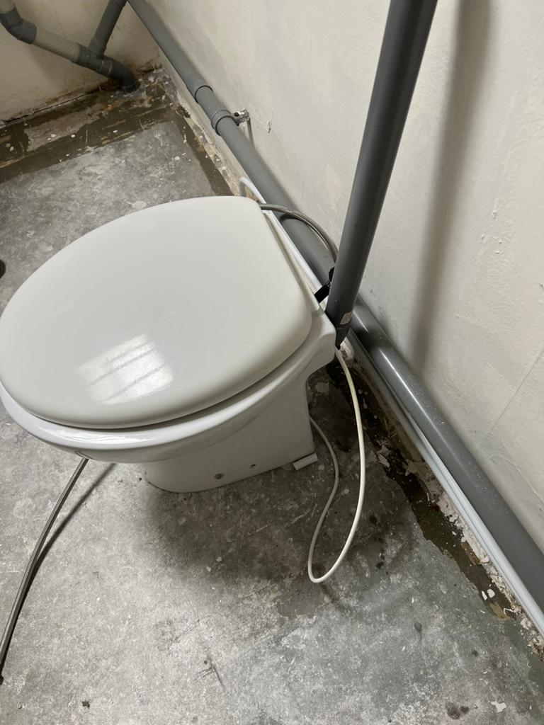 Saniboyeur toilet met slang en stekker ( gebruikt), Overige typen, Zo goed als nieuw, Minder dan 100 cm, 25 tot 50 cm