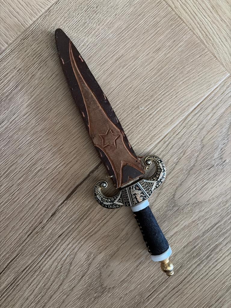 Decoratieve dolk met schede - Gedetailleerd design, Ophalen of Verzenden, Zo goed als nieuw