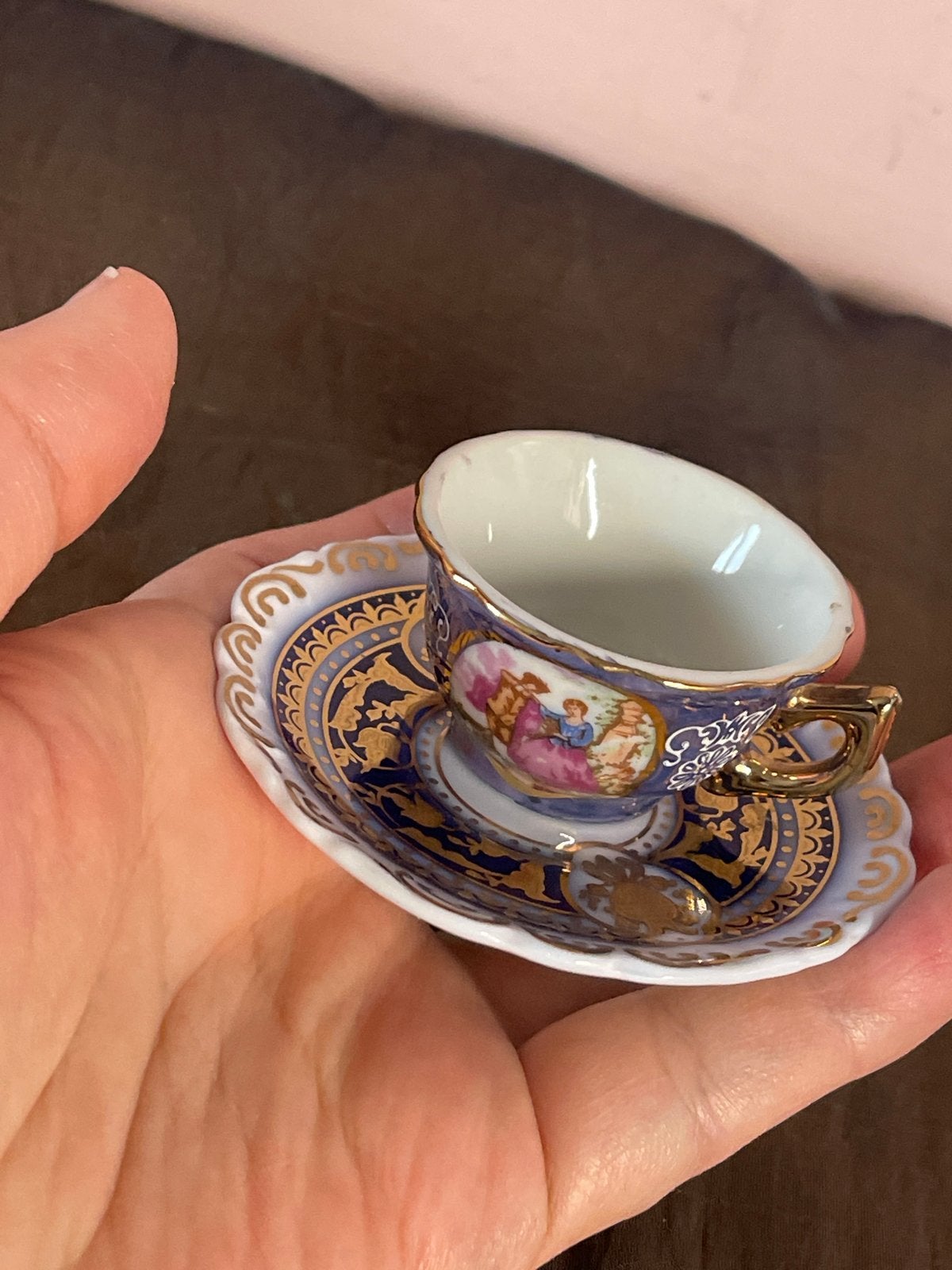 Miniatuur kop en schotel - Porselein - Handgeschilderd, Antiek en Kunst, Ophalen of Verzenden