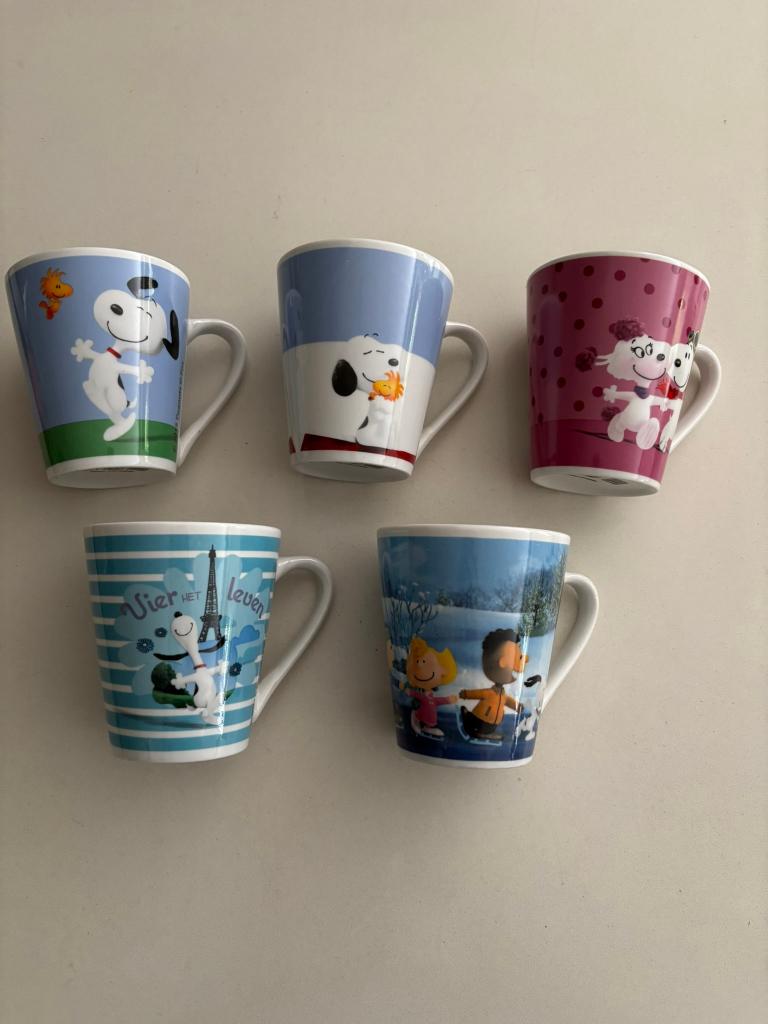 Snoopy mokken set van 5 verschillende peanuts charlie brown!, Ophalen of Verzenden, Zo goed als nieuw, Overige stijlen, Kop(pen) en/of Schotel(s)