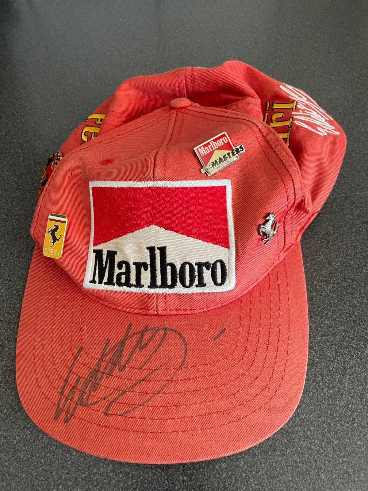 Originele ferrari cap met handtekening eddie irvine, Ophalen, Overige sporten, Pet of Muts