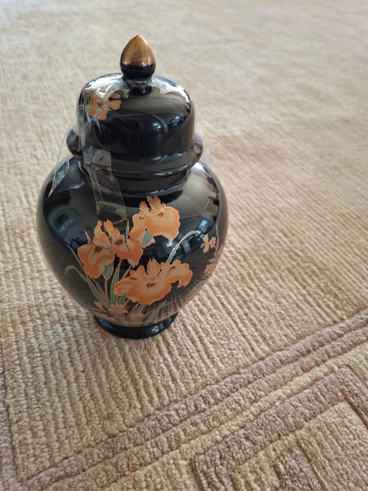 Decoratieve zwarte pot met oranje bloemen en gouden knop, Ophalen
