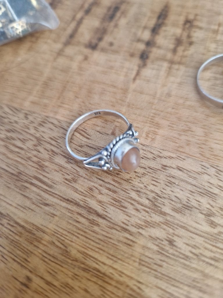 Antieke, zilveren ring met perzik maansteen. Maat 16,5., Ophalen of Verzenden, Zilver, Ring, Met edelsteen