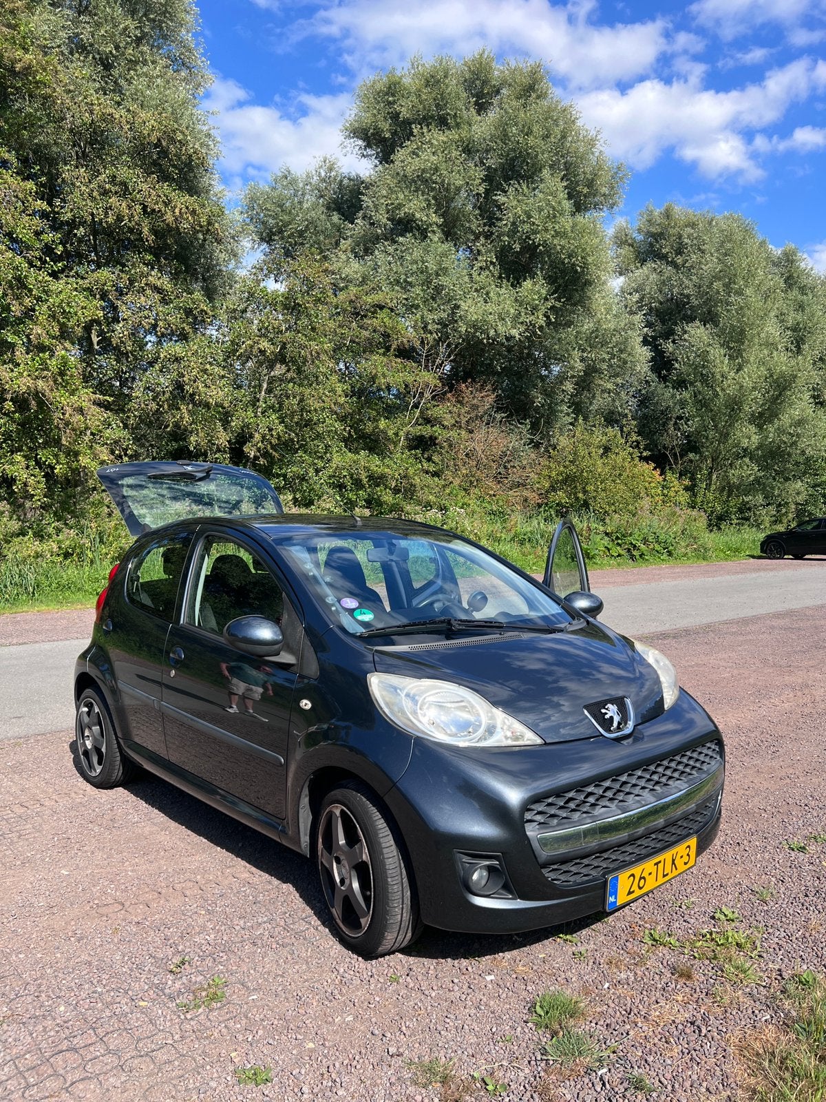 Peugeot 107 1.0 12V 5DR 2012 Grijs bluetooth CarPlay & airco, Voorwielaandrijving, Zwart, 4 stoelen, 68 pk
