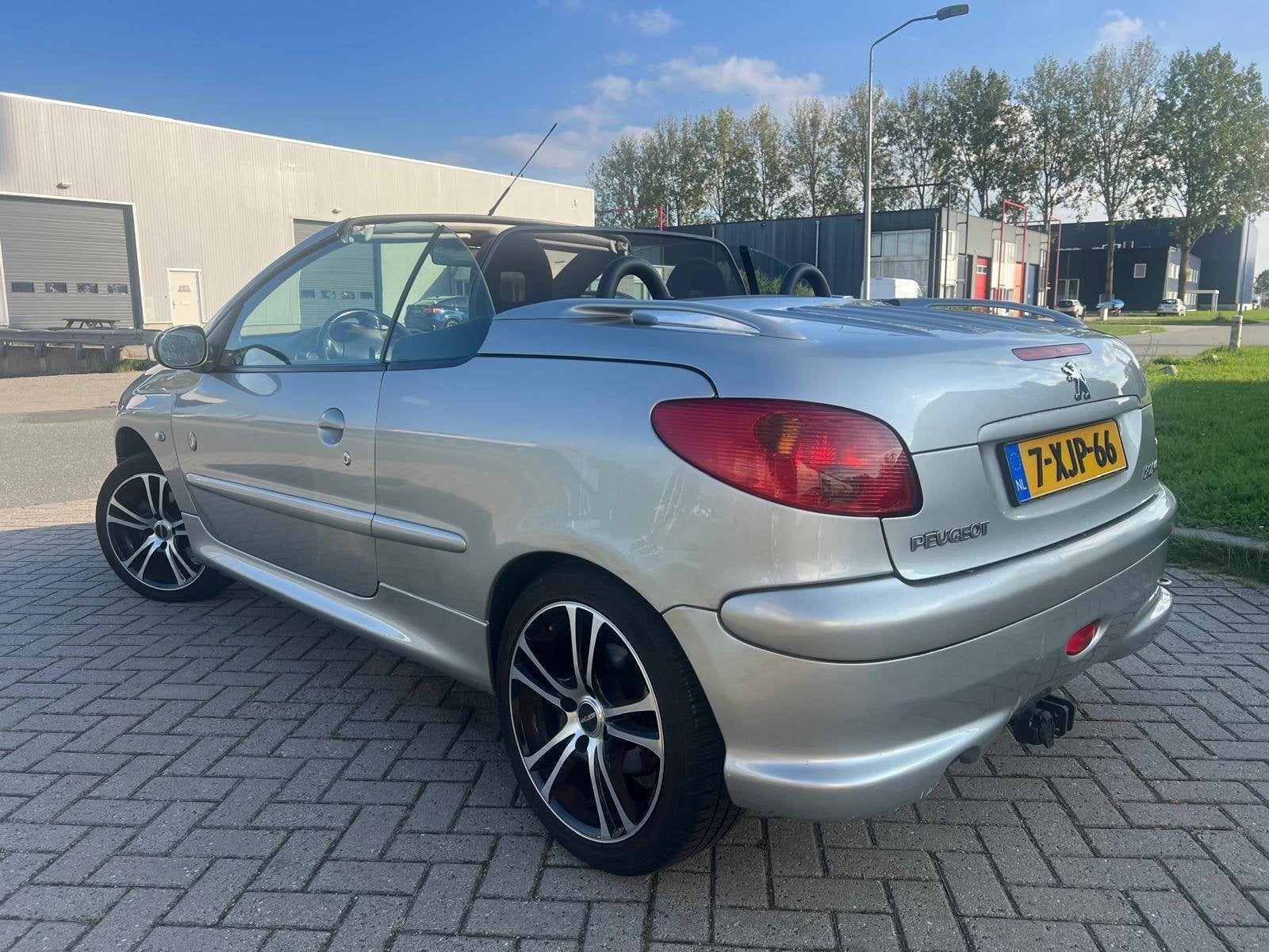 Peugeot 206 CC 1.6-16V Roland Garros Leer Trekhaak Stoelverw, Auto's, Voorwielaandrijving, Gebruikt, 4 cilinders, Cabriolet