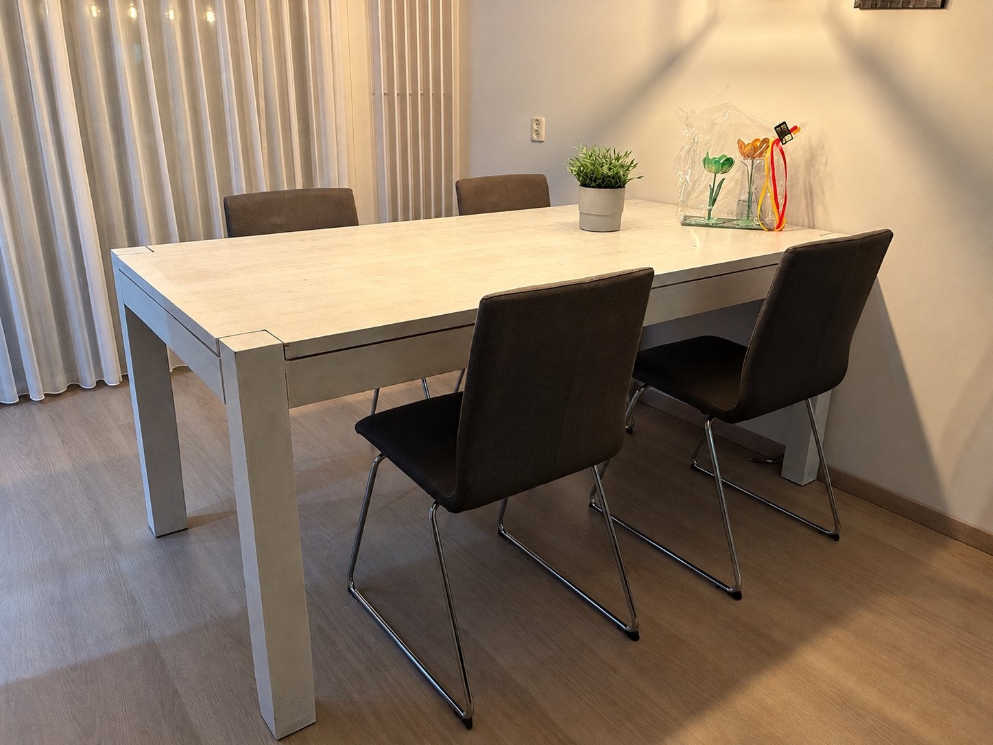 Eettafel met 4 stoelen - Modern en comfortabel, Ophalen, Gebruikt, 50 tot 100 cm, 150 tot 200 cm