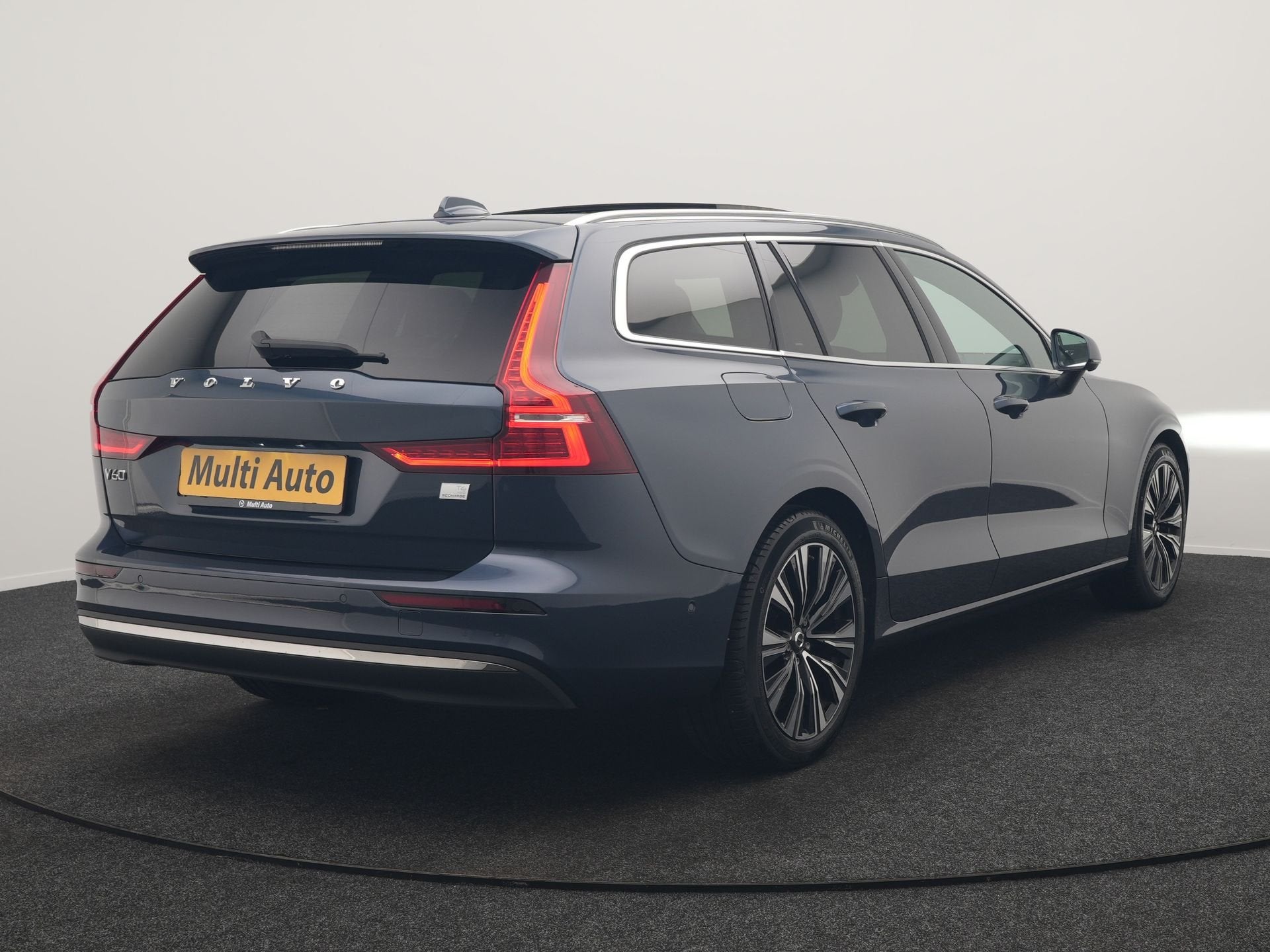 Volvo V60 T6 AWD Plus Bright LONG RANGE PHEV 350pk Dealer O., Automaat, Stof, Gebruikt, 4 cilinders