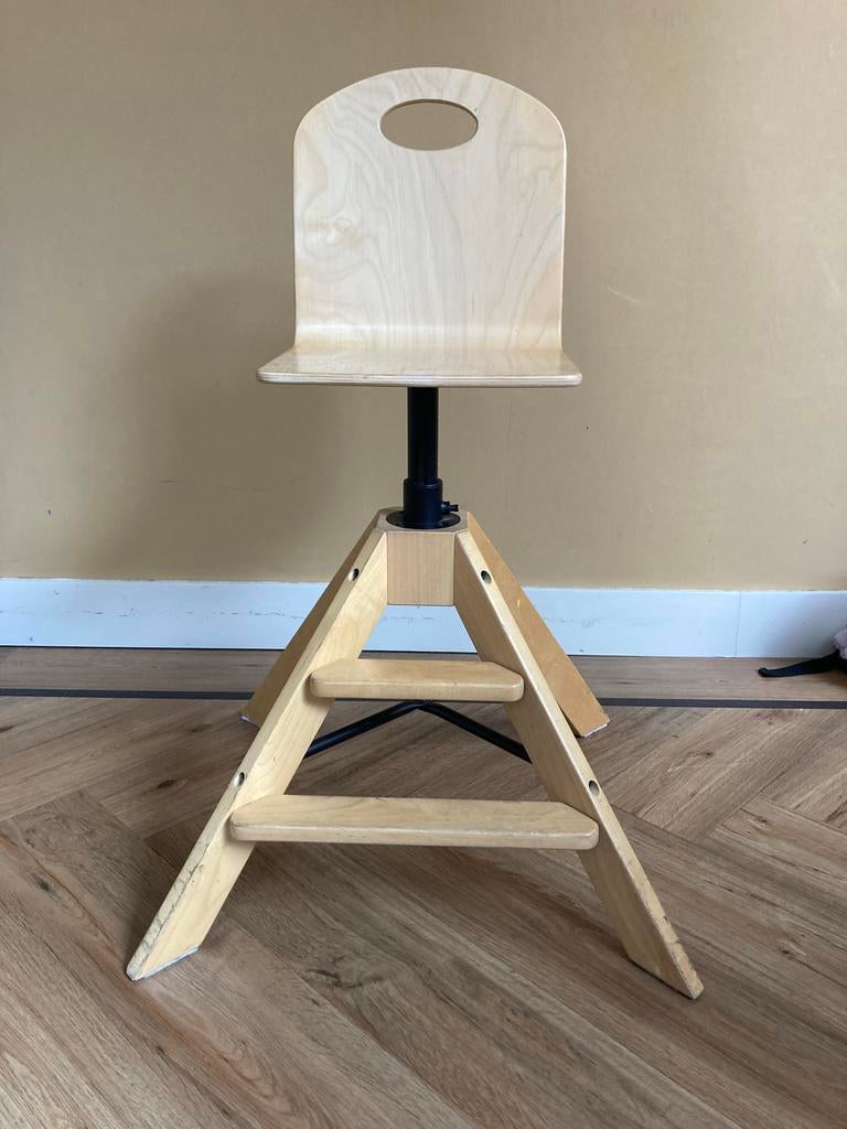 Stevige IKEA houten kinderstoel met verstelbare zitting, Kinderen en Baby's, Kinderstoelen, Ophalen, Zo goed als nieuw, Meegroeistoel