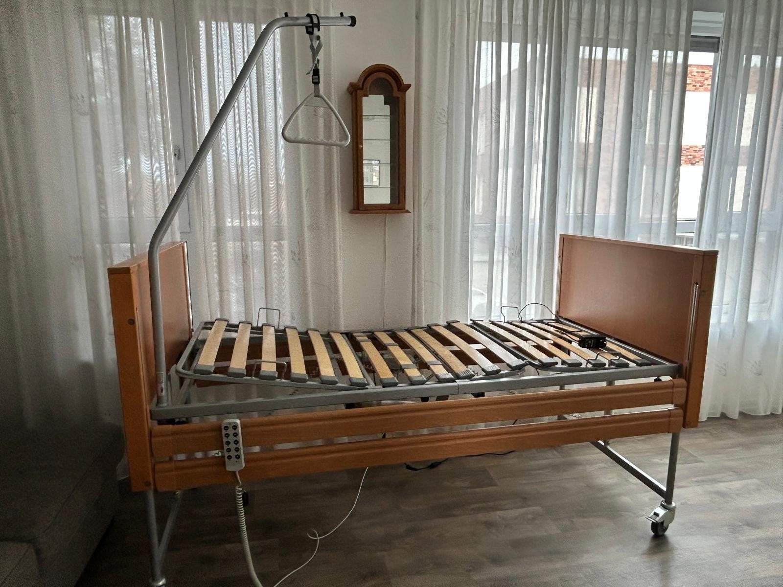 Verstelbaar ziekenhuisbed met papegaai ⁹en nachtkastje, Huis en Inrichting, Slaapkamer | Bedden, 90 cm, Eenpersoons, Bruin, Ziekenhuisbed, Thuiszorgbed