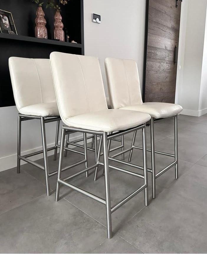 2 /4 crème lederen Henders & Hazel design barkruk rvs frame, Huis en Inrichting, Barkrukken, Ophalen, 5 krukken of meer, 60 tot 90 cm