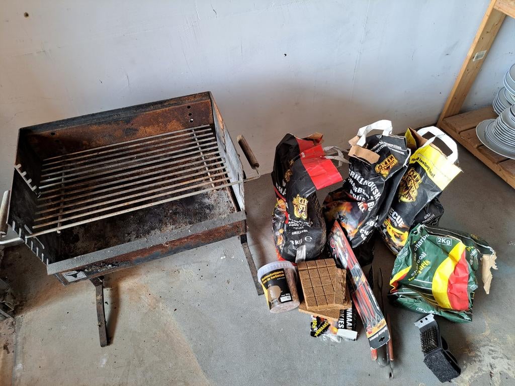 Barbecue met toebehoren - H40xB60xD30 cm, Ophalen of Verzenden