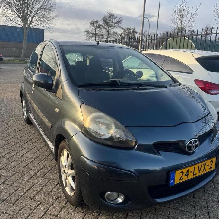 Toyota Aygo 1.0 12V Vvt-i 5DRS Automaat 2010 Grijs, Auto's, Euro 6, 4 stoelen, 68 pk, Origineel Nederlands