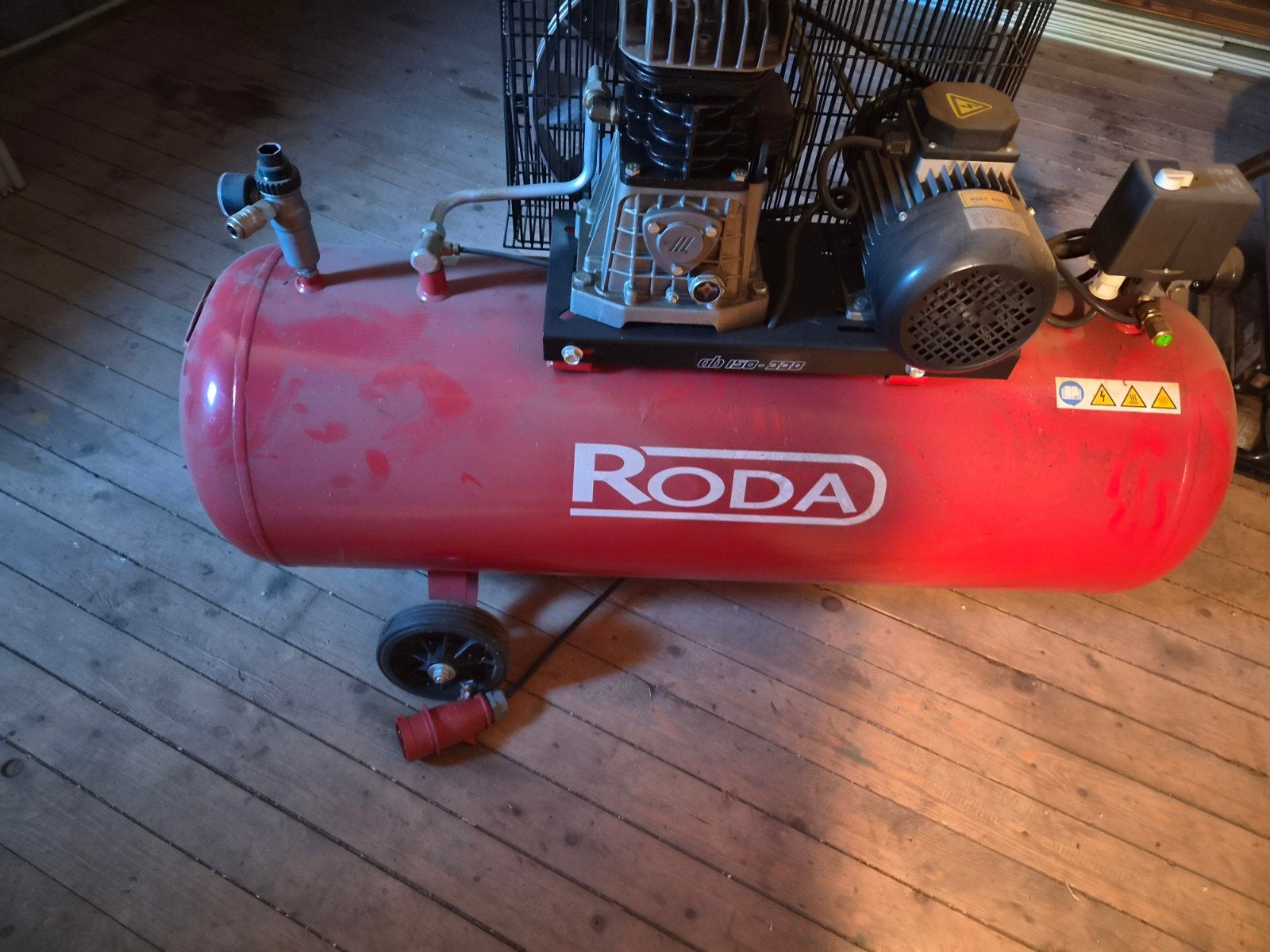 Te koop compressor, Doe-het-zelf en Verbouw, Compressors, Minder dan 25 liter, Ophalen, Gebruikt, Minder dan 200 liter/min