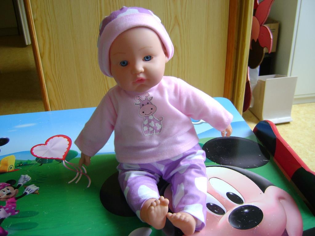 zachte babypop lacht en praat 3del pakje in roze/lila is39cm, Ophalen of Verzenden, Zo goed als nieuw, Babypop