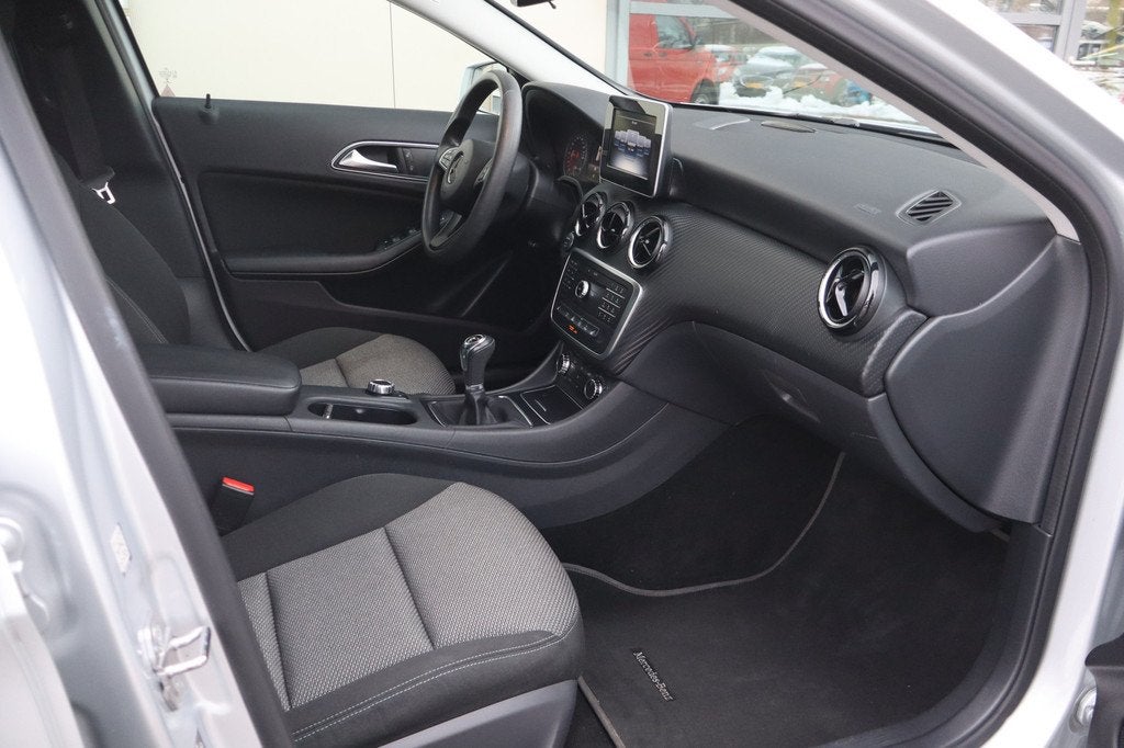 Mercedes-Benz GLA 180 Business Stoelverw I Parkeersensoren V, Auto's, Mercedes-Benz, Stof, Gebruikt, Euro 6, 4 cilinders