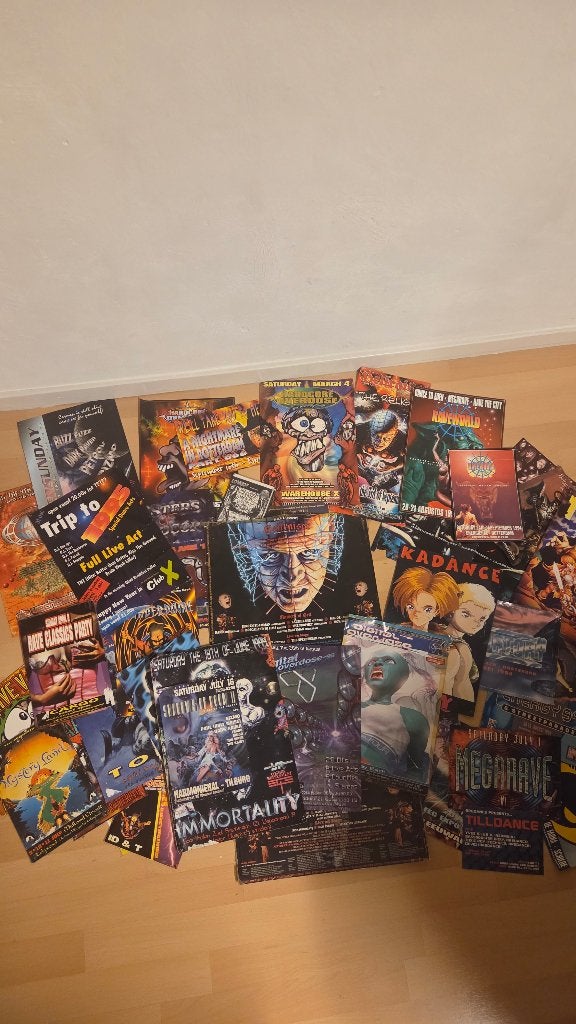 +- 115 Gabber flyers uit de jaren 90, Ophalen of Verzenden, Gebruikt, Poster, Artwork of Schilderij