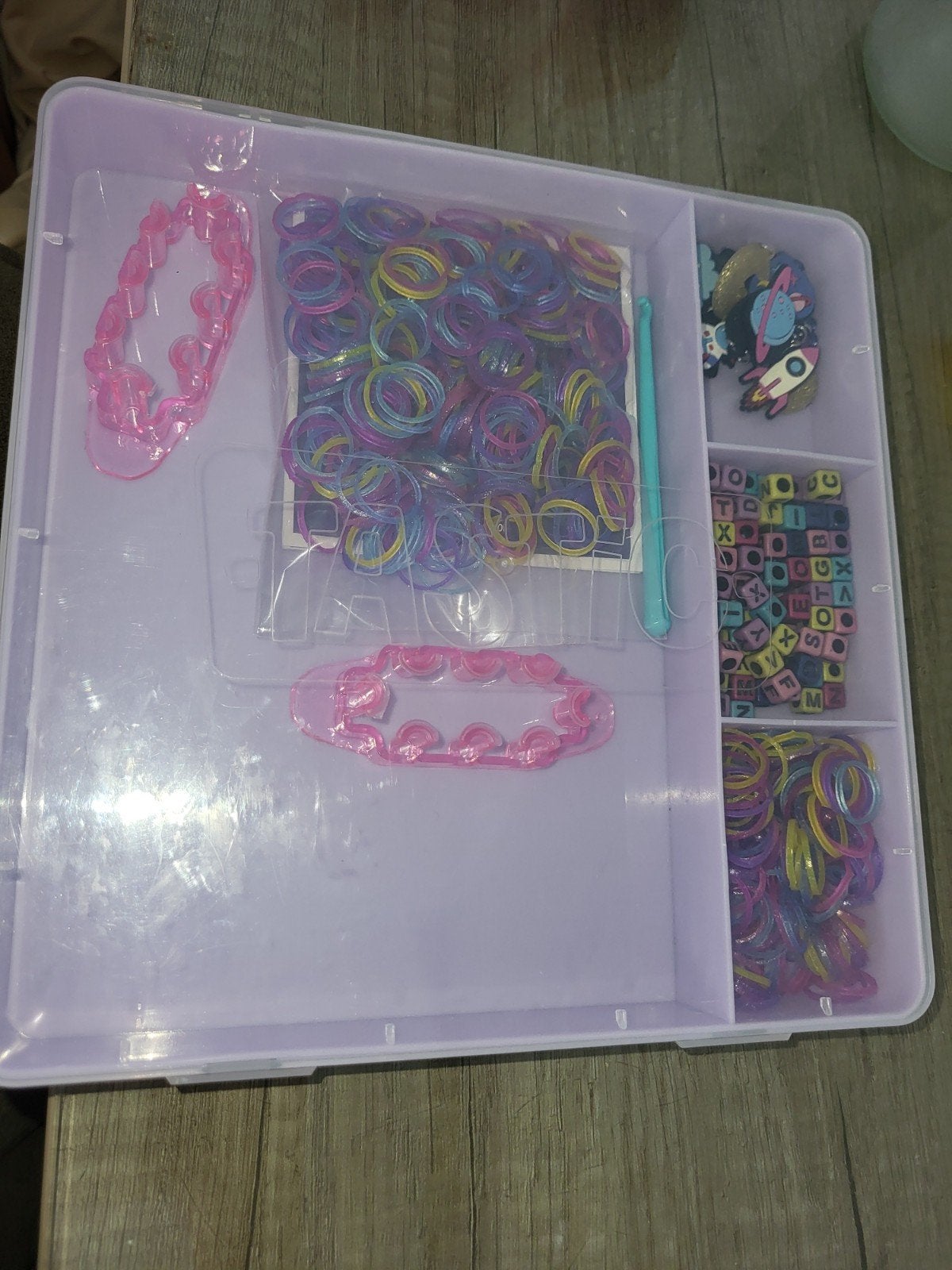 Loom bands knutselset met kralen en accessoires 🌸, Nieuw, Meerkleurig, Ophalen of Verzenden, Kunststof