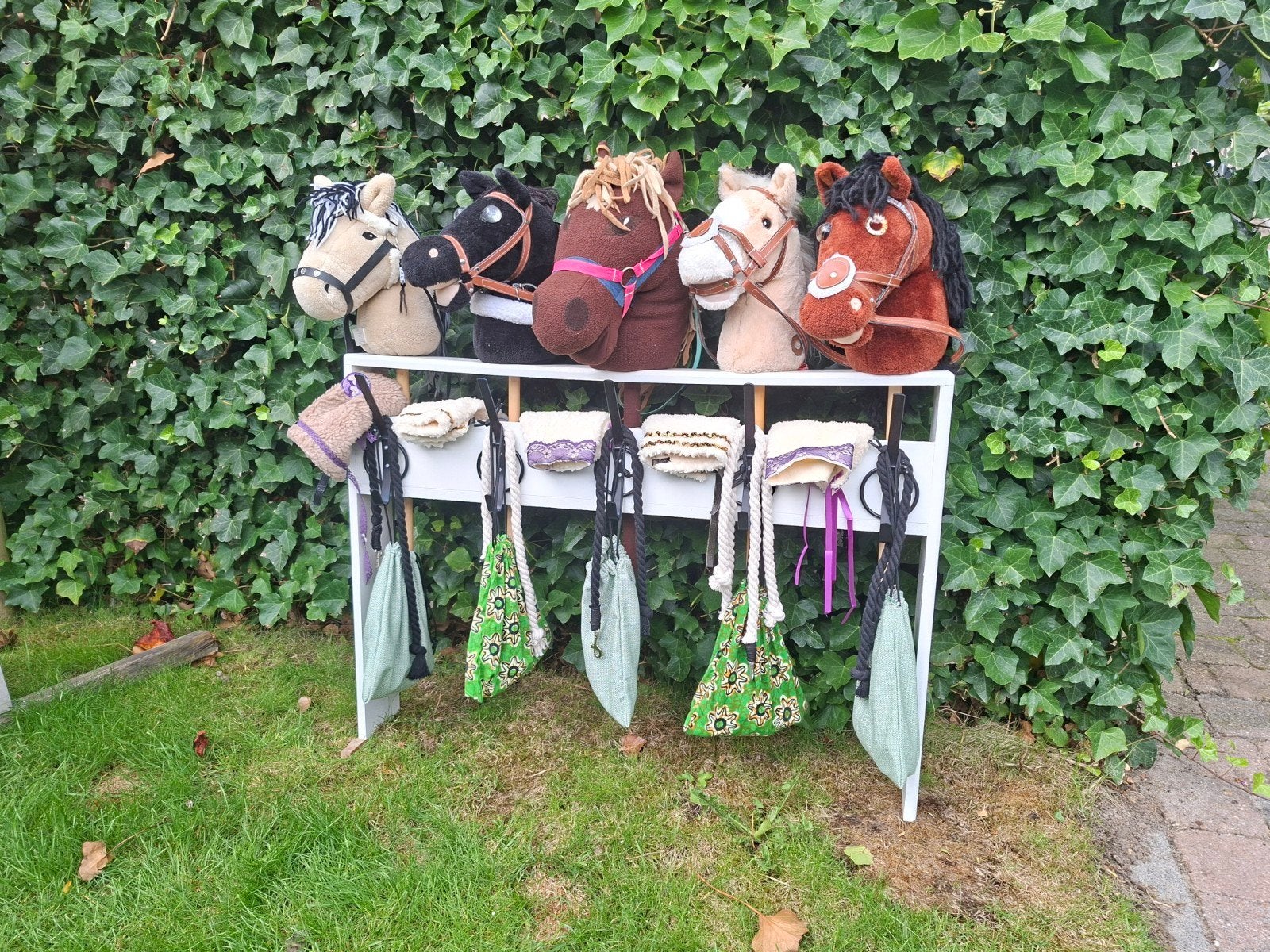 stalletje met 5 hobbyhorses en toebehoren, Ophalen