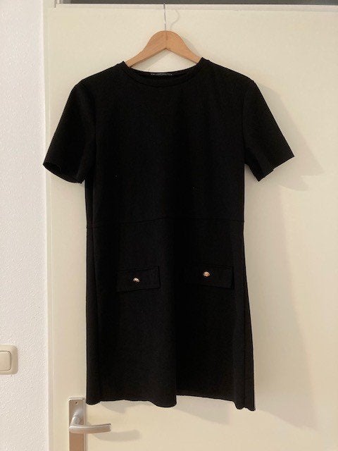 Prachtig zwart damesjurk Zara, Kleding | Dames, Jurken, Zo goed als nieuw, Maat 38/40 (M), Zwart, Boven de knie, Ophalen of Verzenden